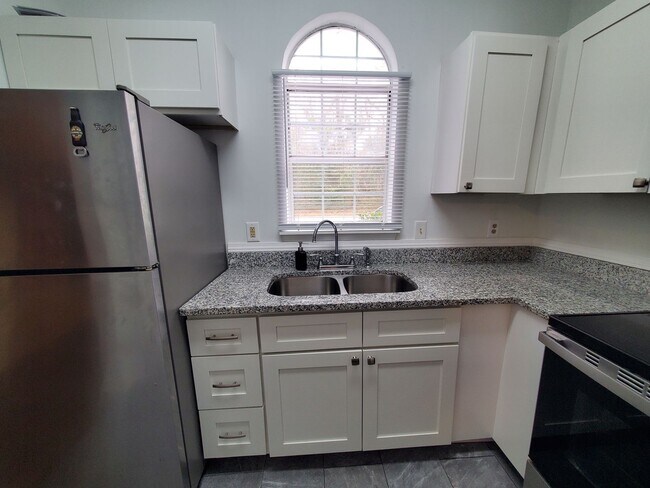 Building Photo - 1 Bedroom Condo