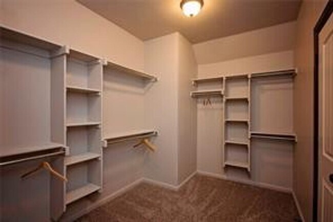 Building Photo - 3 Bed | 2 Bath | 2 Car Garage - Bungalow S...