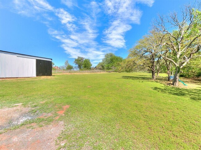 Building Photo - 502 N Oak St