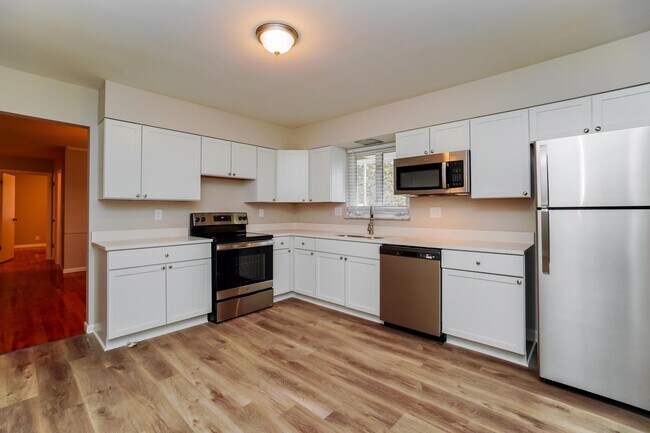 Building Photo - 9548 Brookside Dr