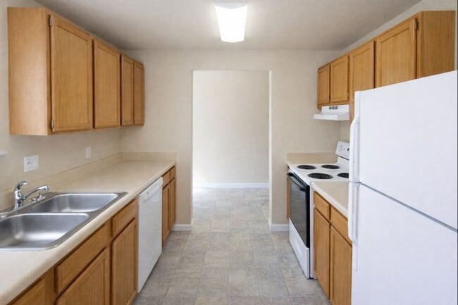 Building Photo - Updates, Simple Utilities, Awesome South Central Location - Maple Tree Apartments