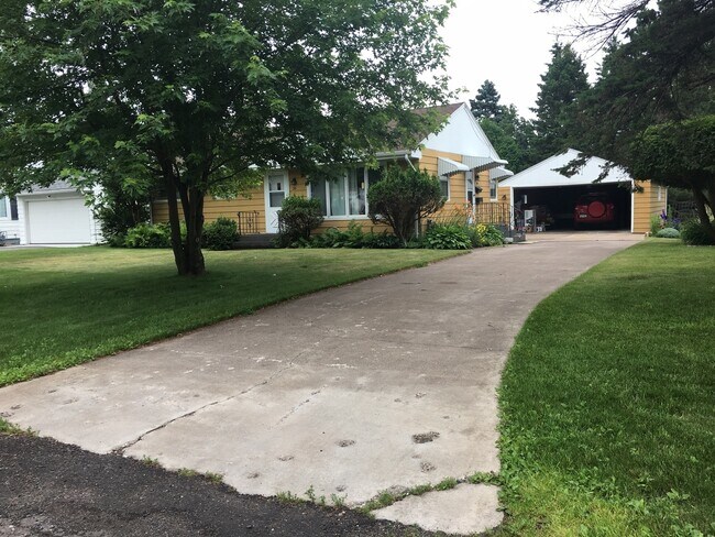 Building Photo - Great Home W/Detached Garage, Close to Campus!