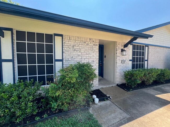 Building Photo - Arlington Texas Duplex For Rent