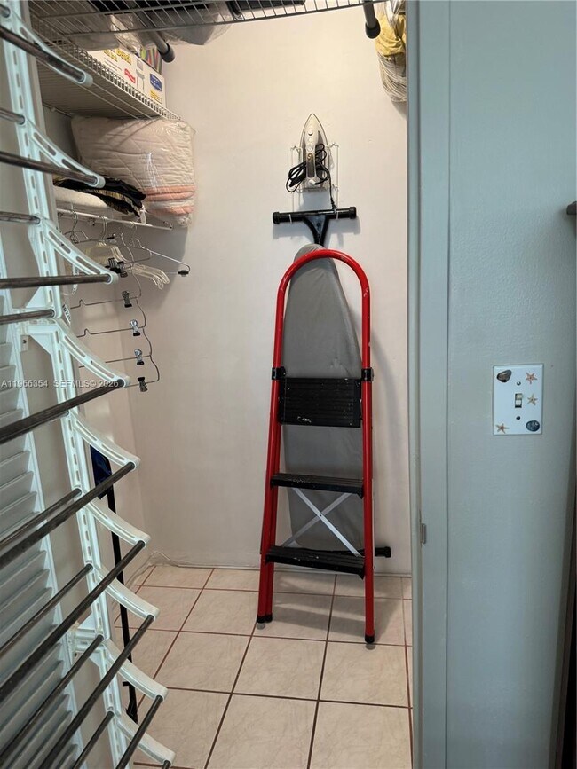 Building Photo - 2899 Collins Ave