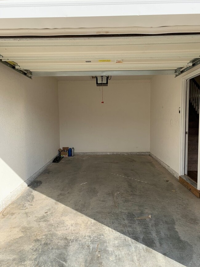 Building Photo - GREAT LOCATION! PLENTY OF STORAGE!