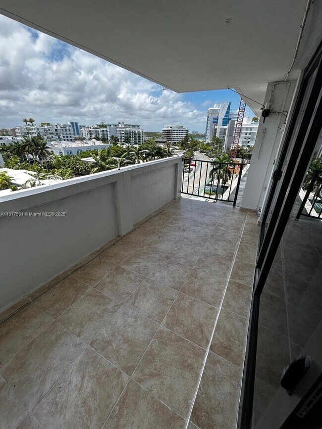 Building Photo - 10101 E Bay Harbor Dr