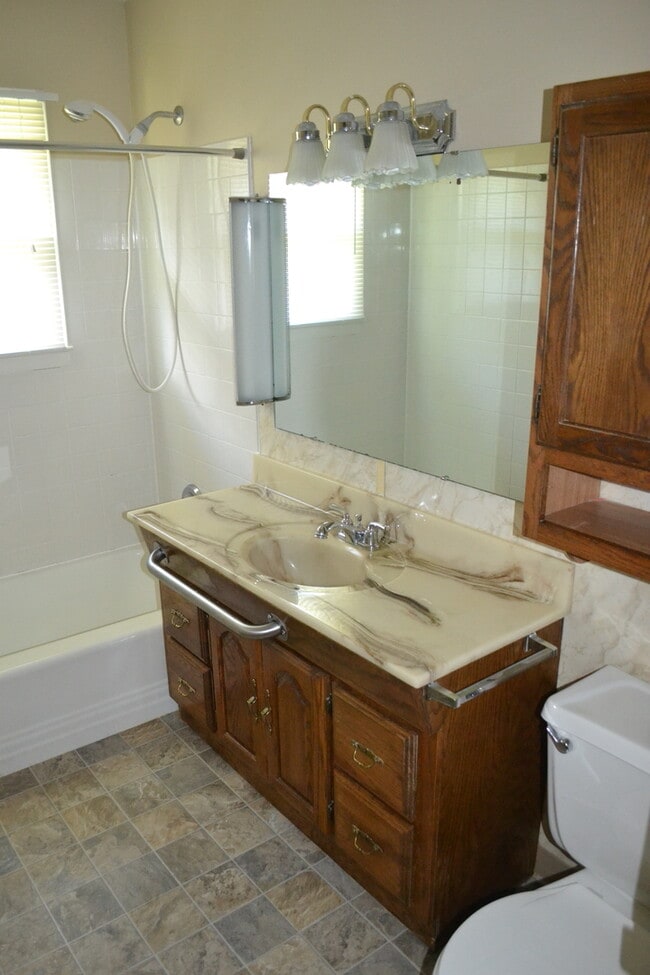 Building Photo - Nice 3-4 Br, 2 Bath Ranch style home, fenced in yard, garage, patio, full basement