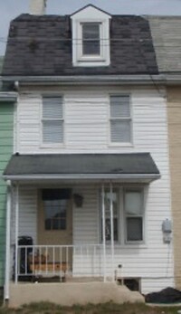 Building Photo - 2 Bedroom, 1 full Bath row home