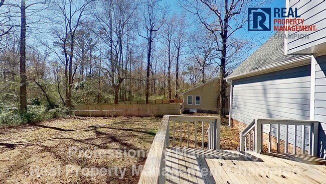 Building Photo - Spacious Lot with Fenced Backyard Convenie...