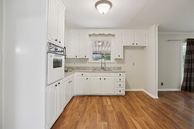 Building Photo - 8024 Regency Dr
