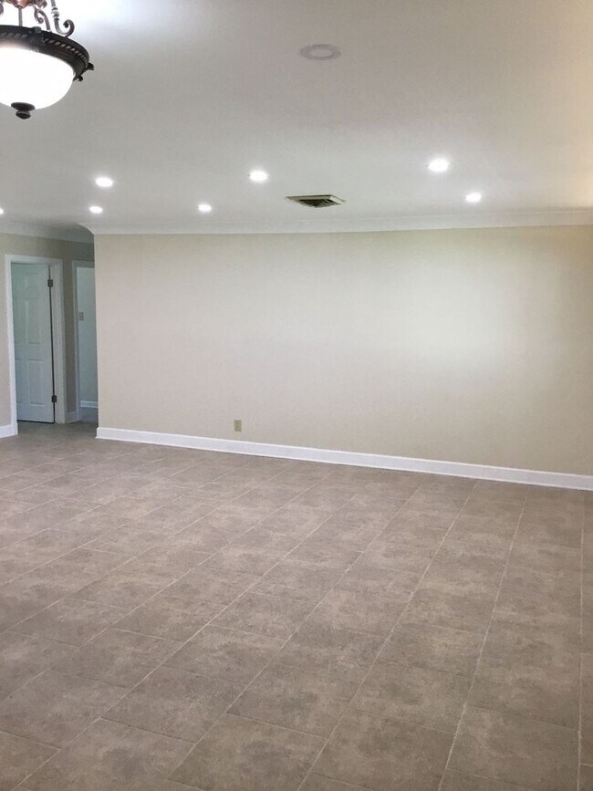 Building Photo - GORGEOUS 4/3 BROADMOOR HOME-UPDATED-MUST SEE