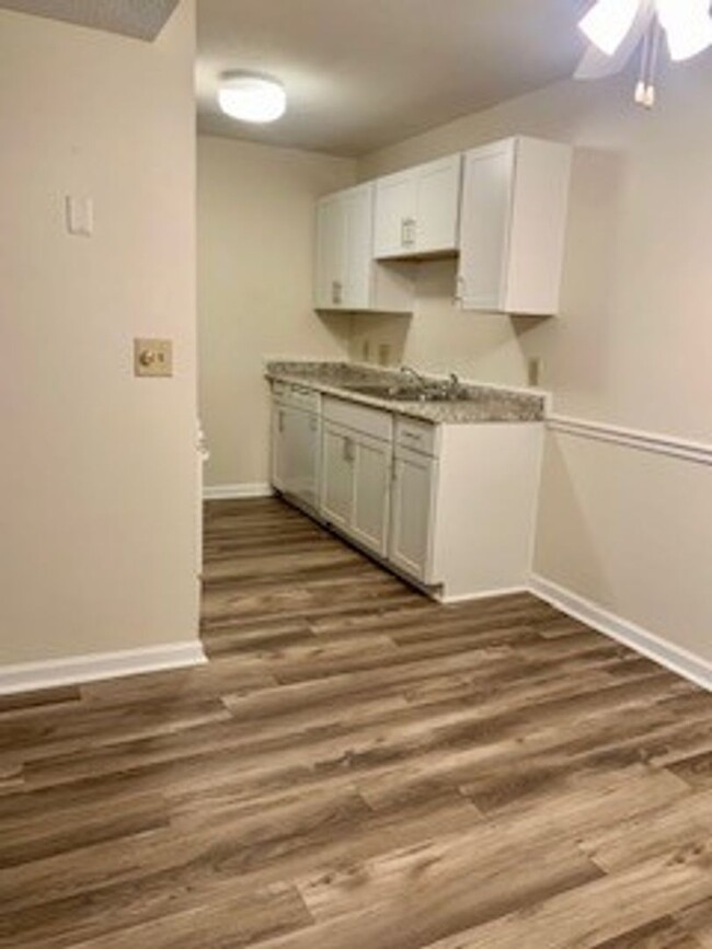 Building Photo - Adorable 2 bedroom 1 bath condominium