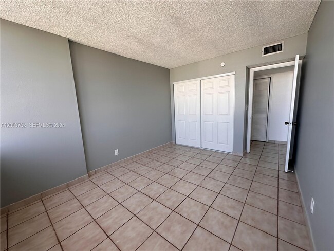 Building Photo - 2025 NE 164th St