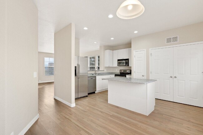 Building Photo - 2284 St Paul Dr