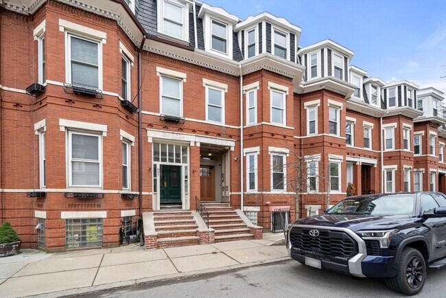 Building Photo - 695 E 8th St