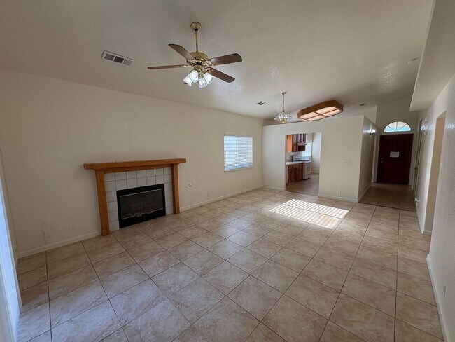 Building Photo - NE Visalia home Rent Ready!