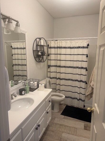 Building Photo - 10129 Delcresta Dr