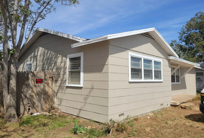 Building Photo - Cozy 3 Bed, 1 Bath Single Family Home in L...