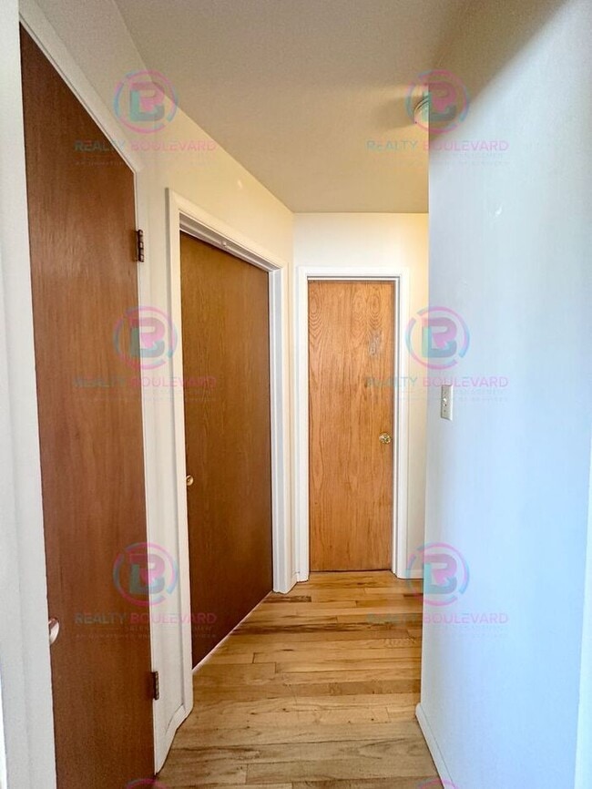 Building Photo - Delightful One-Bedroom + Office Near Idlew...