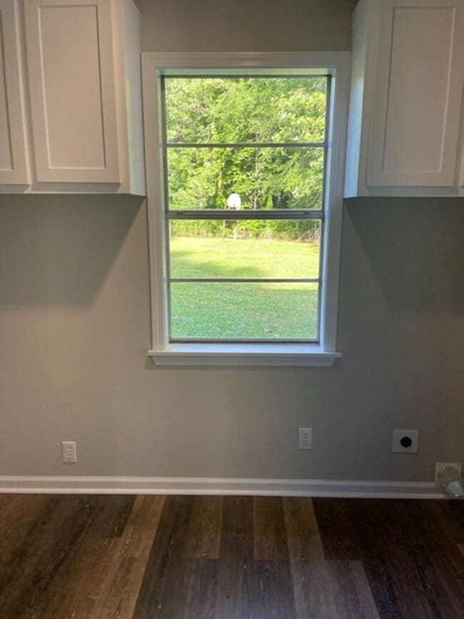 Building Photo - Renovated 3 Bedroom 2 Home on 1 Acre!