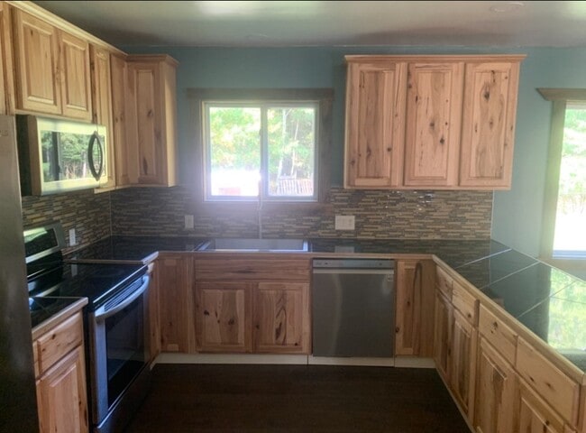 Building Photo - 855 Mann Hill Rd