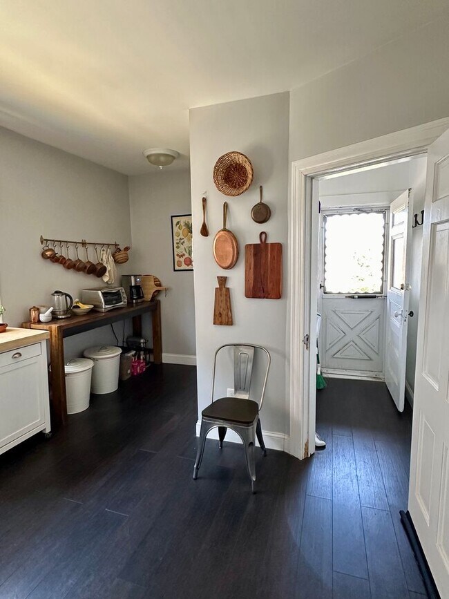 Building Photo - The Perfect 2bed/1bath with Porch, Private...