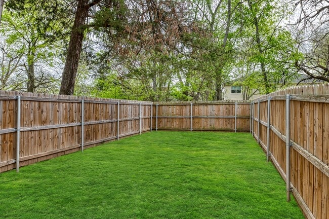 Building Photo - AVAILABLE NOW! 3 BEDROOM TRIPLEX LOCATED IN BONHAM, TEXAS!