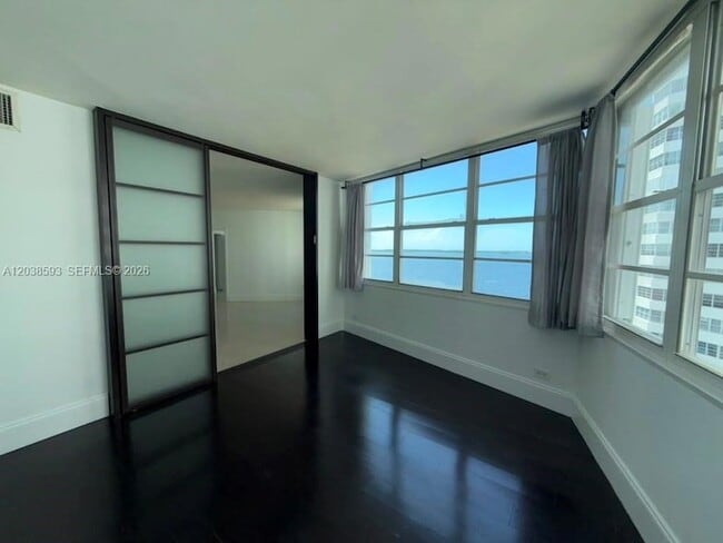 Building Photo - 801 Brickell Bay Dr