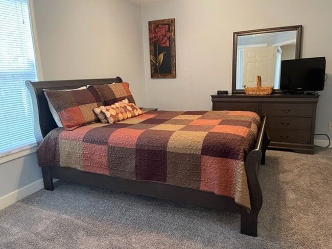 Building Photo - FULLY FURNISHED - Peaceful 4 Bed / 2 Bath Condo