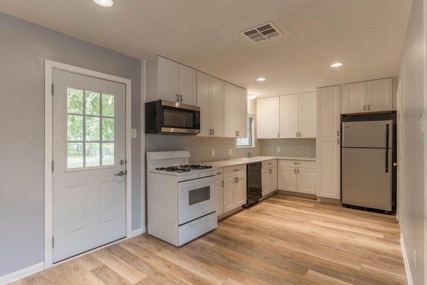 Kitchen - 1800 Hilltop Dr