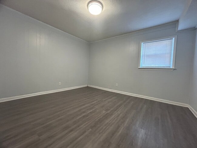 Building Photo - Large 4 bedroom 3 bathroom house in the he...