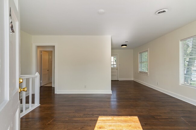 Building Photo - Freshly renovated duplex near Charlotte Av...