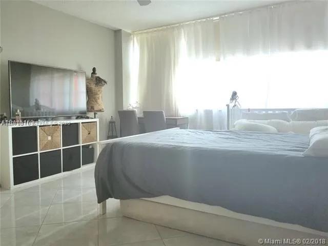Building Photo - 1301 NE Miami Gardens Dr