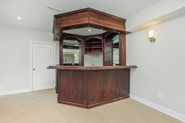 Building Photo - Stylish Renovation with Golf Course Views ...