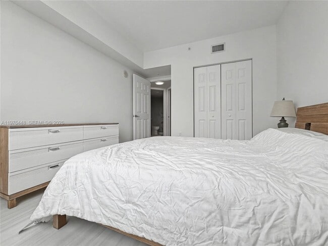 Building Photo - 1755 E Hallandale Beach Blvd