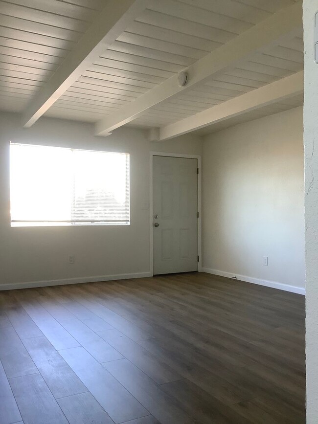 Building Photo - 2 Bedroom 1 Bath Upstairs Unit in Richmond...