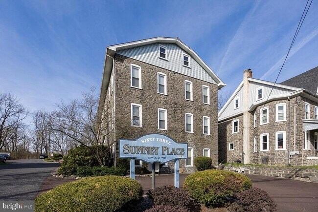 Building Photo - 3183 Main St.