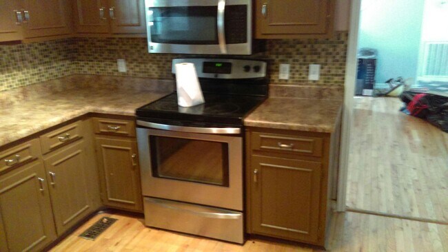 Building Photo - 7000 Pauline Cir