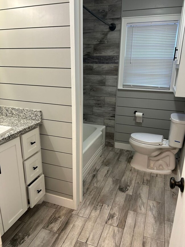 Building Photo - 501 E 17th St