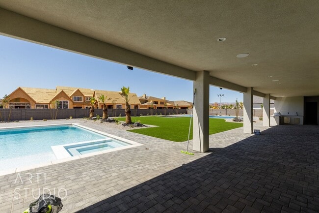 Building Photo - BRAND NEW Gorgeous 6 bed 7 bath with Pool ...
