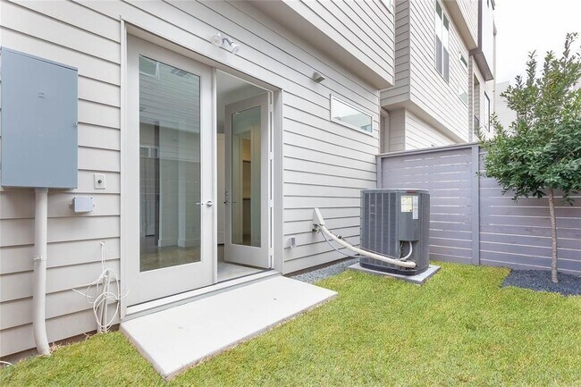 Building Photo - 5868 E Post Oak Ln