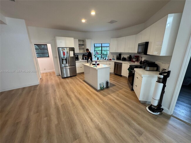 Building Photo - 3911 SW 56th Ct