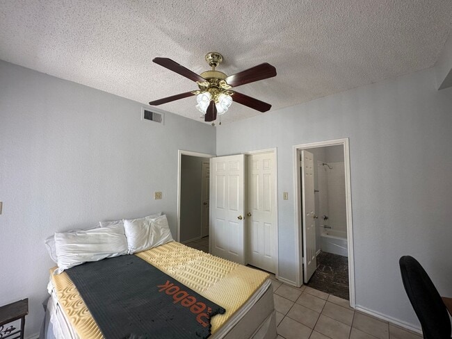 Building Photo - IMMEDIATE MOVE IN - 2 bed 2 bath