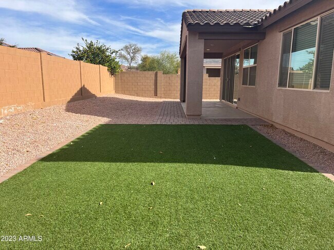 Building Photo - 566 E White Wing Dr