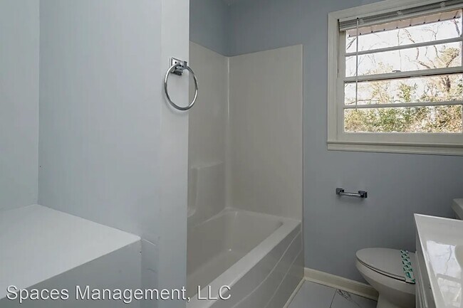 Building Photo - 7 Hickory Ln