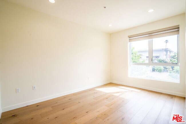 Building Photo - 105 S Mariposa Ave