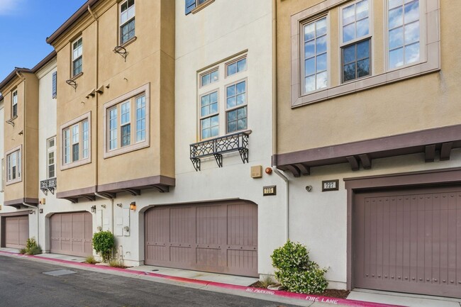 Building Photo - Gorgeous 2 Bed, 2.5 Bath Townhome in Exclusive Reflection Community!