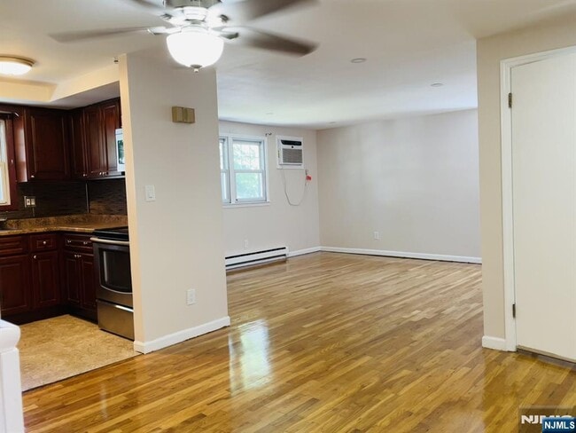 Building Photo - 411 Elm St