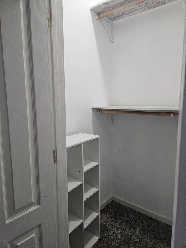 Building Photo - Charm, location and a great price ! Do not pass this up