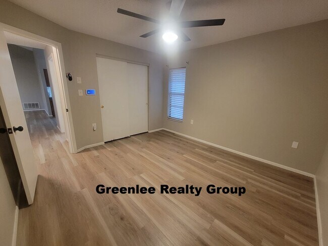 Building Photo - Don't miss this 2 Bed/ 1 Bath home in Holiday Lake Estates!